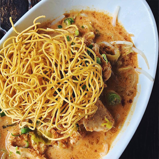 A bowl of noodle soup with crunchy noodles