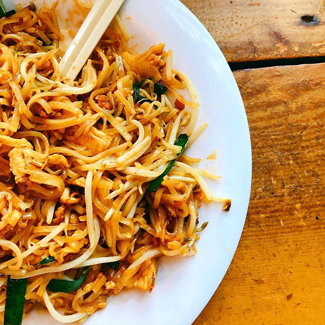 A plate of pad thai