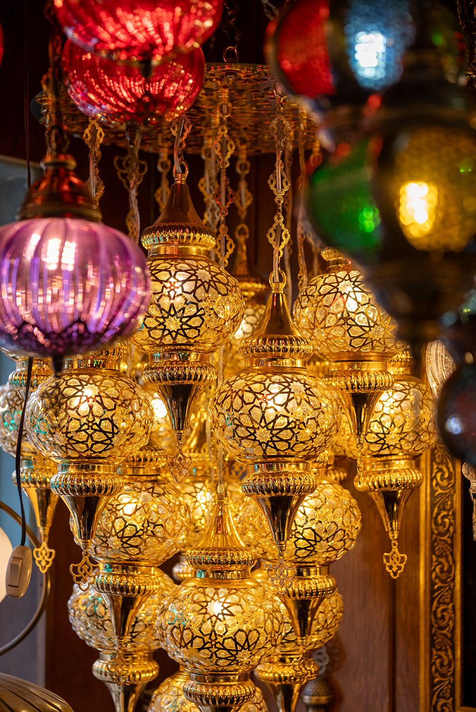 A chandelier of Turkish lamps